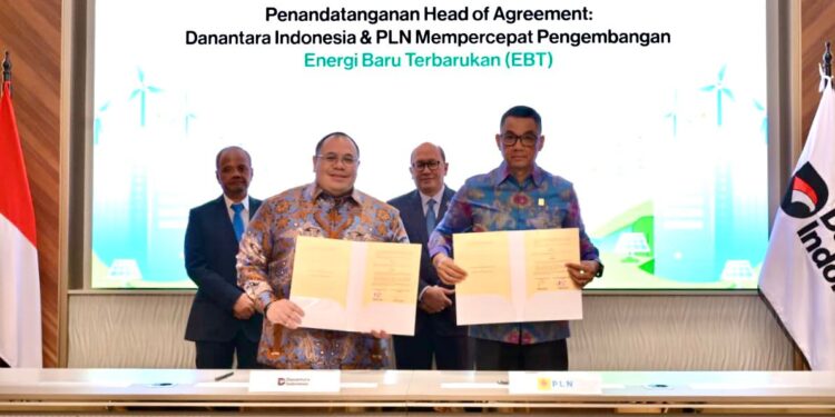 Penandatanganan HoA antara Danantara Indonesia melalui Danantara Investment Management dan Manajemen PLN. (foto: Humas PLN)
