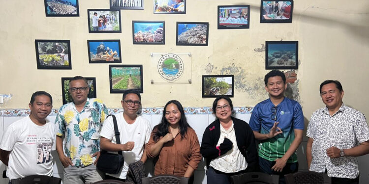 Pengurus Manengkel dan SIEJ Sulut foto bersama usai seri diskusi Road to GPC 2026. (foto: Barta1)