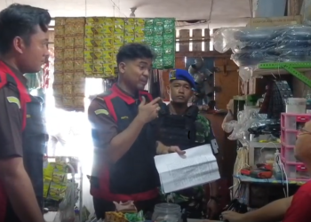 Penyidik Kejaksaan Tinggi Sulawesi Utara memeriksa salah satu pemilik usaha material bangunan di Pulau Tagulandang. (foto: Seksi Penkum-Humas. Kejati Sulut)