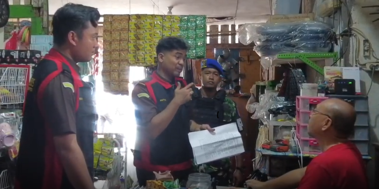 Penyidik Kejaksaan Tinggi Sulawesi Utara memeriksa salah satu pemilik usaha material bangunan di Pulau Tagulandang. (foto: Seksi Penkum-Humas. Kejati Sulut)