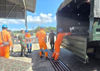 Personel PLN dan TNI Angkatan Darat mengangkut material tower Saluran Udara Tegangan Tinggi (SUTT) ke dalam truk di Landasan Udara Sultan Iskandar Muda, Aceh. (foto: Humas PLN)