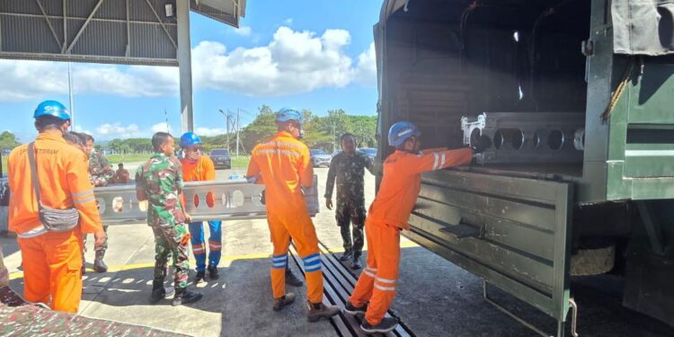 Personel PLN dan TNI Angkatan Darat mengangkut material tower Saluran Udara Tegangan Tinggi (SUTT) ke dalam truk di Landasan Udara Sultan Iskandar Muda, Aceh. (foto: Humas PLN)
