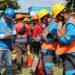 Petugas PLN sedang melakukan pengecekan kepada petugas pelayanan teknik sebagai bentuk prosedur kerja yang harus dijalani sebelum melaksanakan pekerjaan di lapangan. (foto: Humas PLN)