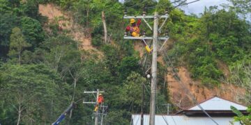 Petugas PLN sedang memperbaiki konstruksi jaringan listrik di Desa Lubuk Sibuk, Kuala Simpang, Aceh Tamiang. (foto: Humas PLN)