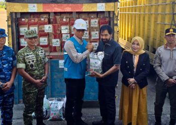 Simbolis penyerahan truk bantuan sembako oleh Direktur Utama PLN, Darmawan Prasodjo (ketiga dari kiri) kepada Gubernur Aceh, Muzakir Manaf. (foto: Humas PLN)
