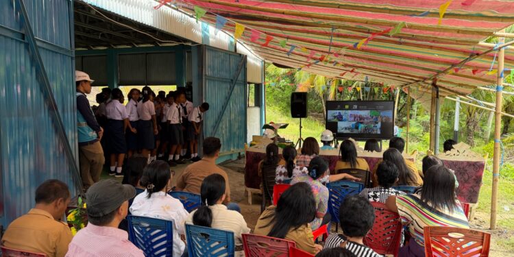 Situasi di Pulau Buhias Kabupaten Sitaro yang sedang mengikuti peresmian listrik 24 jam nyala yang dilakukan secara daring. (foto: Humas PLN)