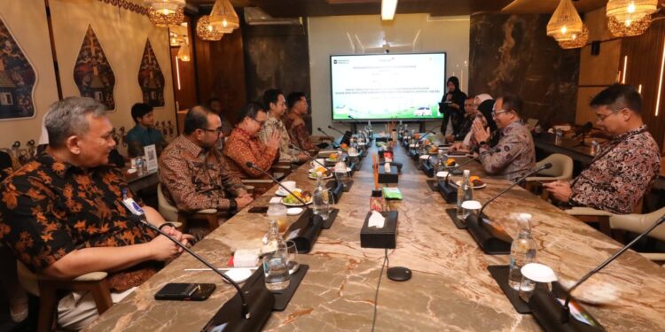 Suasana diskusi antara jajaran PLN dan Indosat Ooredoo Hutchison menjelang prosesi penandatanganan Memorandum of Understanding. (foto: Humas PLN)