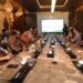 Suasana diskusi antara jajaran PLN dan Indosat Ooredoo Hutchison menjelang prosesi penandatanganan Memorandum of Understanding. (foto: Humas PLN)