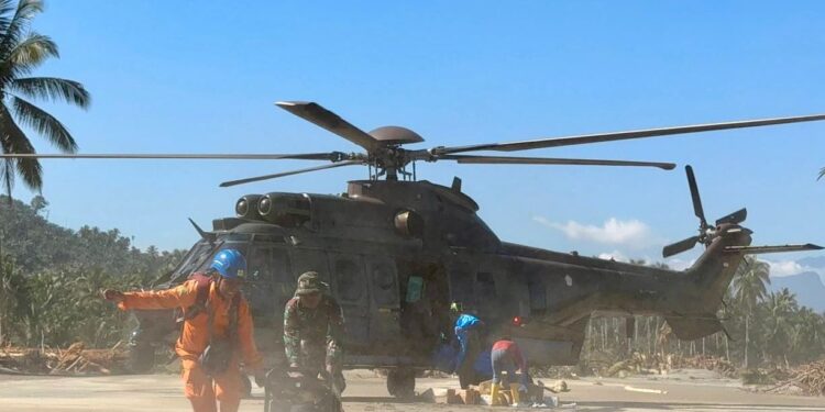 TNI dan Petugas PLN membawa bantuan genset ke Bireun Aceh. (foto: Humas PLN)
