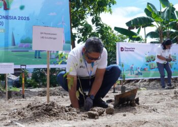 Upaya penghijauan lingkungan lewat penanaman ribuan bibit pohon terus digalakkan PLN Sulutenggo. (foto: Humas PLN)