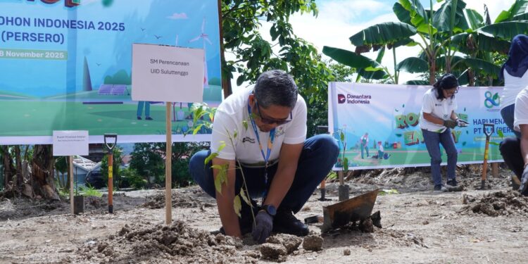 Upaya penghijauan lingkungan lewat penanaman ribuan bibit pohon terus digalakkan PLN Sulutenggo. (foto: Humas PLN)