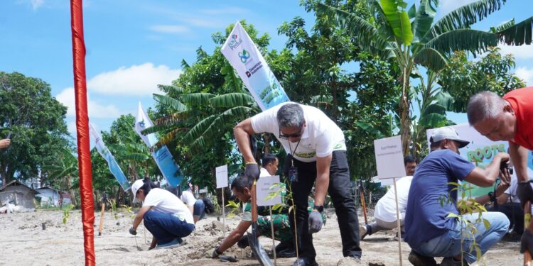 PLN tanam ribuan bibit pohon di DAS Tondano. (foto: Humas PLN)