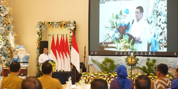 Wakil Menteri Desa dan Pembangunan Daerah Tertinggal, Ir. Ahmad Riza Patria, MBA saat memberikan arahan dalam acara peresmian layanan kelistrikan di 4 Pulau yang ada di Sulawesi Utara. (foto: Humas PLN)