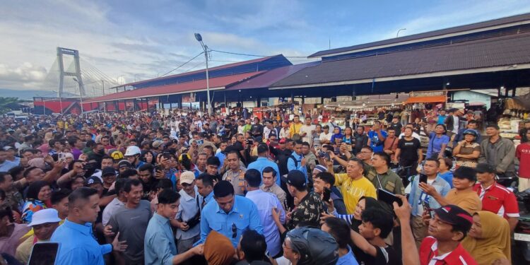 Wapres Gibran Rakabuming mengunjungi pusat-pusat keramaian di Kota Manado. (foto: Humas PLN)