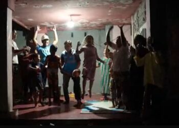 Warga Kabupaten Agam bersorak-sorai merayakan listrik yang kembali menyala pascabencana banjir dan tanah longsor yang menerjang Sumatra Barat. (foto: Humas PLN)