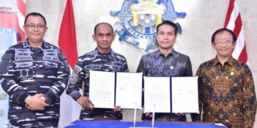 Penandatanganan PKS antara TNI AL yang diwakili Kadisfaslanal, Laksamana Pertama TNI Yusep Wildan (kedua dari kiri) dengan PLN yang diwakili GM PLN UID Jawa Timur, Ahmad Mustaqir (kedua dari kanan) disaksikan Direktur Retail dan Niaga PLN, Adi Priyanto (kanan) dan Asisten Logistik Kepala Staf Angkatan Laut, Laksamana Muda TNI Eko Sunarjanto (kiri) terkait layanan khusus jaringan listrik di Koarmada II pada Rabu (17/9) di Mabes TNI AL Cilangkap, Jakarta Timur. (Foto: PLN)