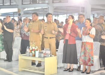 Foto: Kebersamaan dalam Perayaan Natal Oikumene Pemerintah Kabupaten Kepulauan Sangihe, Bupati dan Wakil Bupati bersama istri. (Dok. Eky Polohindang)