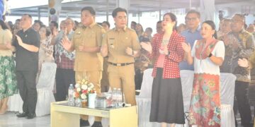 Foto: Kebersamaan dalam Perayaan Natal Oikumene Pemerintah Kabupaten Kepulauan Sangihe, Bupati dan Wakil Bupati bersama istri. (Dok. Eky Polohindang)