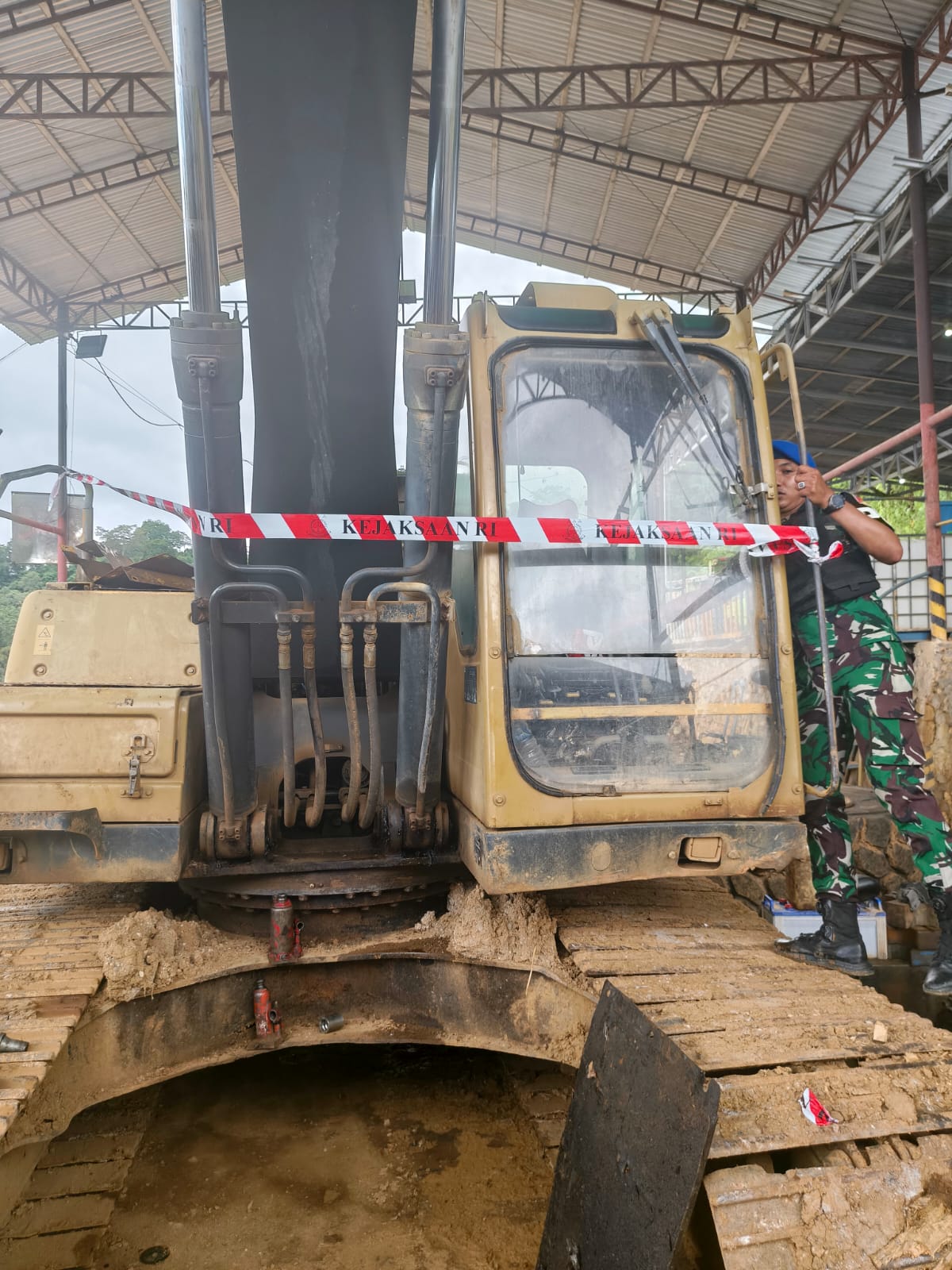Alat berat yang disita. (foto: Seksi Penkum Kejati Sulut)