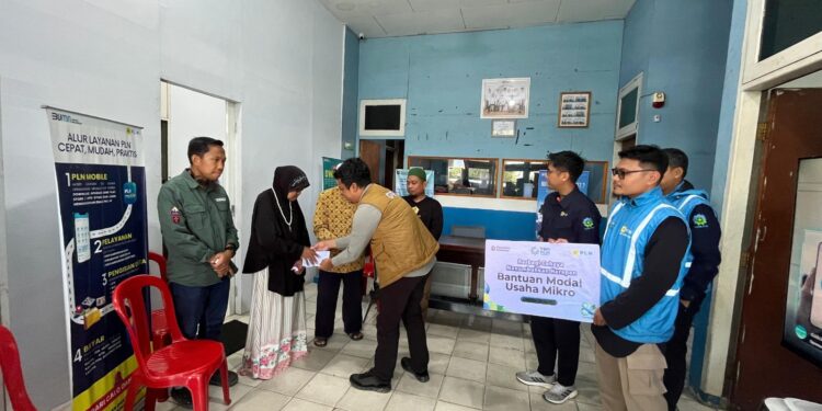 Yayasan Baitul Maal (YBM) PLN menyalurkan bantuan penguatan modal untuk pelaku usaha kecil. (foto: Humas PLN)