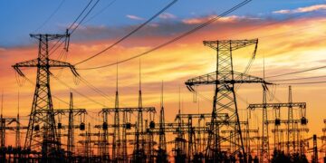 Pengembangan infrastruktur masif mencakup pembangunan jaringan transmisi. (Foto: PLN)