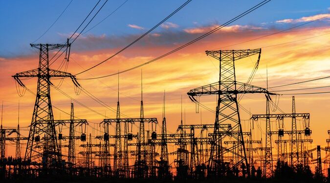 Pengembangan infrastruktur masif mencakup pembangunan jaringan transmisi. (Foto: PLN)