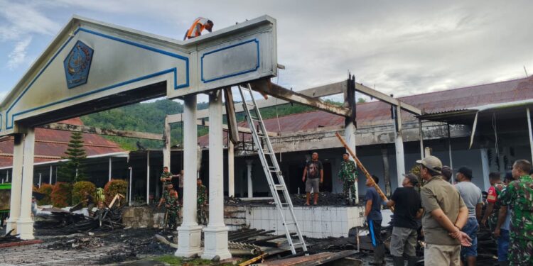 Foto: Kondisi terkini rumah Jabatan Bupati Kepulauan Sangihe. Petugas membersihkan sisah teras yang terbakar. (Dok. Rendy Barta1)