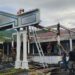 Foto: Kondisi terkini rumah Jabatan Bupati Kepulauan Sangihe. Petugas membersihkan sisah teras yang terbakar. (Dok. Rendy Barta1)