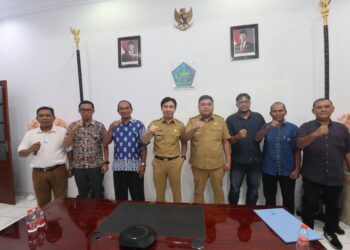 Foto: Bupati Kepulauan Sangihe Michael Thungari bersama tujuh orang staf khusus yang baru menerima SK. (Dok. Istimewa)