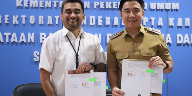 Foto: Penandatanganan nota kesepahaman oleh Bupati Kepulauan Sangihe Michael Thungari dan Kepala Balai Penataan Bangunan Prasarana dan Kawasan (BPBPK) Sulawesi Utara Reza Risky Pratama di Kantor BPBPK Sulawesi Utara, Selasa, (20/1/2026). (Dok. Istimewa )