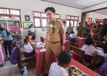 Foto: Bupati Kepulauan Sangihe Michael Thungari saat mengunjungi SD GMIST Yerusalem Enemawira. (Dok. Istimewa )