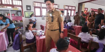Foto: Bupati Kepulauan Sangihe Michael Thungari saat mengunjungi SD GMIST Yerusalem Enemawira. (Dok. Istimewa )