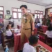 Foto: Bupati Kepulauan Sangihe Michael Thungari saat mengunjungi SD GMIST Yerusalem Enemawira. (Dok. Istimewa )