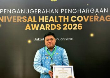 Foto: Bupati Tendris Bulahari saat menerima penghargaan Universal Health Coverage (UHC) Awards kategori Madya di tingkat nasional. (Dok. Istimewa)