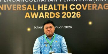 Foto: Bupati Tendris Bulahari saat menerima penghargaan Universal Health Coverage (UHC) Awards kategori Madya di tingkat nasional. (Dok. Istimewa)