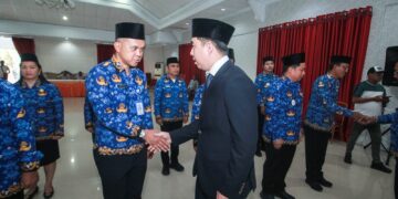 Foto: Bupati menyalami salah satu pejabat yang baru dilantik. (Dok. Istimewa )