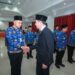 Foto: Bupati menyalami salah satu pejabat yang baru dilantik. (Dok. Istimewa )