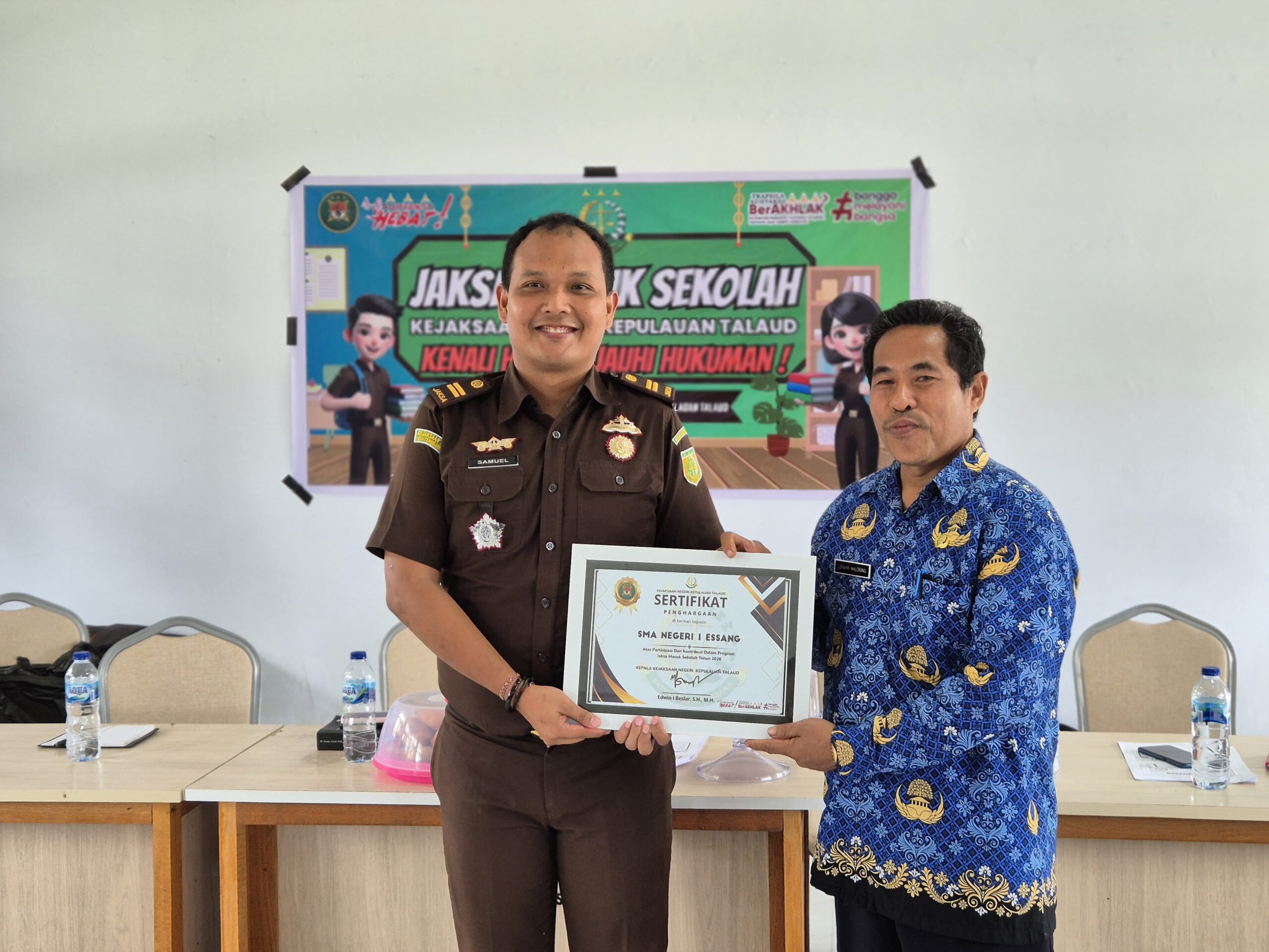 Kepala Seksi Intelijen Samuel Naibaho, S.H., M.H. saat memberikan sertifikat kepada pihak sekolah pada kegiatan Jaksa Masuk Sekolah.