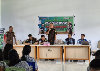 Kepala Seksi Intelijen Samuel Naibaho, S.H., M.H. saat membuka kegiatan Jaksa Masuk Sekolah.