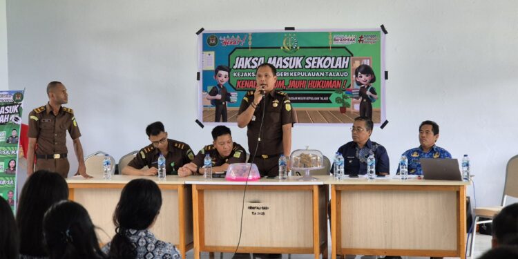 Kepala Seksi Intelijen Samuel Naibaho, S.H., M.H. saat membuka kegiatan Jaksa Masuk Sekolah.