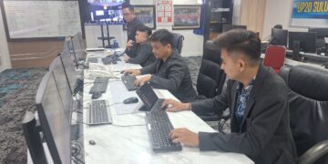 Admin PLN siaga menunggu laporan untuk melayani konsumen sepanjang perayaan tahun baru 2026. (foto: Humas PLN)