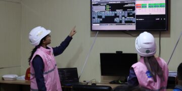 Operator PLN siaga memantau jaringan arus listrik sepanjang perayaan tahun baru 2026. (foto: Humas PLN)