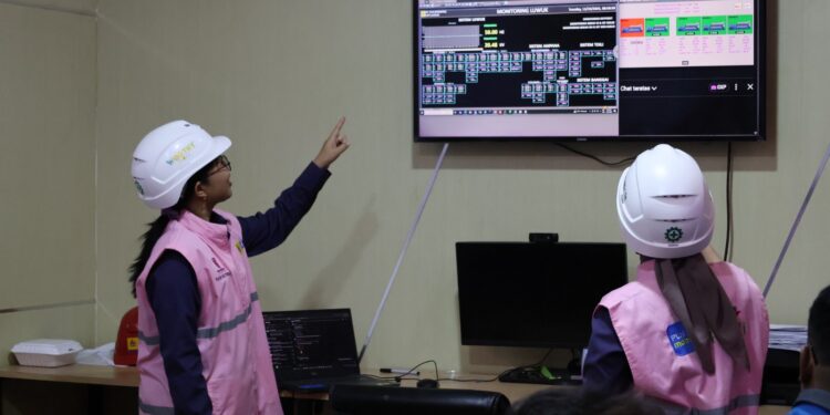 Operator PLN siaga memantau jaringan arus listrik sepanjang perayaan tahun baru 2026. (foto: Humas PLN)