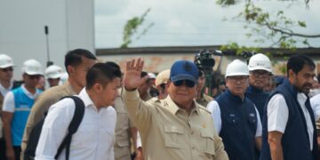 Presiden Prabowo Subianto saat meninjau progres pembangunan Rumah Hunian Danantara atau Huntara di Aceh Tamiang. (foto: Humas PLN)