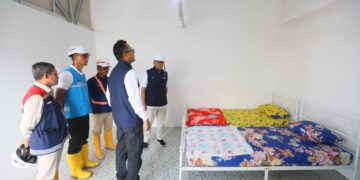 Rosan Roeslani, Dony Oskaria dan Direktur Utama PLN Darmawan Prasodjo mengecek salah satu unit Rumah Hunian Danantara di Aceh. (Foto: Humas PLN)