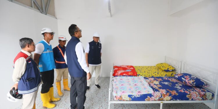 Rosan Roeslani, Dony Oskaria dan Direktur Utama PLN Darmawan Prasodjo mengecek salah satu unit Rumah Hunian Danantara di Aceh. (Foto: Humas PLN)