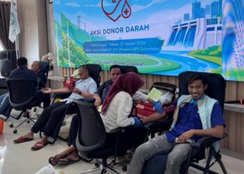 Aksi donor darah dalam rangka Bulan K3 di PLN. (foto: Humas PLN)