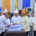 Bantuan dari pemerintah Kabupaten Kepulauan Sangihe diserahkan secara simbolis kepada perwakilan Pemkab Sitaro. (Foto: Ist)