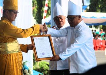 Foto: Hengky Honandar menerima gelar adat Nusa Utara “Bataha Ikamanggi Torehe Tulung Banua” dalam Upacara Adat Tulude 2026. (Dok. Istimewa)