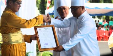 Foto: Hengky Honandar menerima gelar adat Nusa Utara “Bataha Ikamanggi Torehe Tulung Banua” dalam Upacara Adat Tulude 2026. (Dok. Istimewa)
